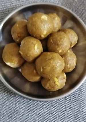 A picture of Atta ladoo.