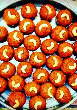গাজরের লাড্ডু (gajarer ladoo recipe in Bengali) রেসিপির প্রধান ছবি