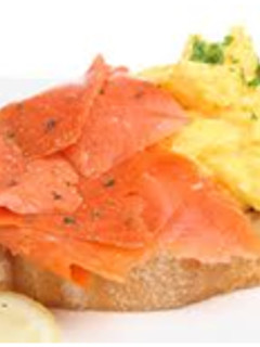 Una foto de Tostadas con huevos revueltos y salmón ahumado