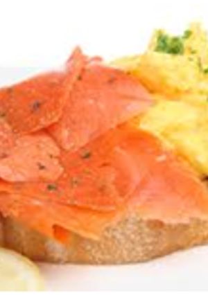 Foto principal de Tostadas con huevos revueltos y salmón ahumado