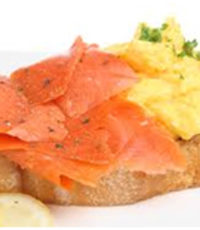 Foto principal de Tostadas con huevos revueltos y salmón ahumado