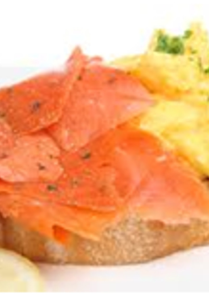 Una foto de Tostadas con huevos revueltos y salmón ahumado