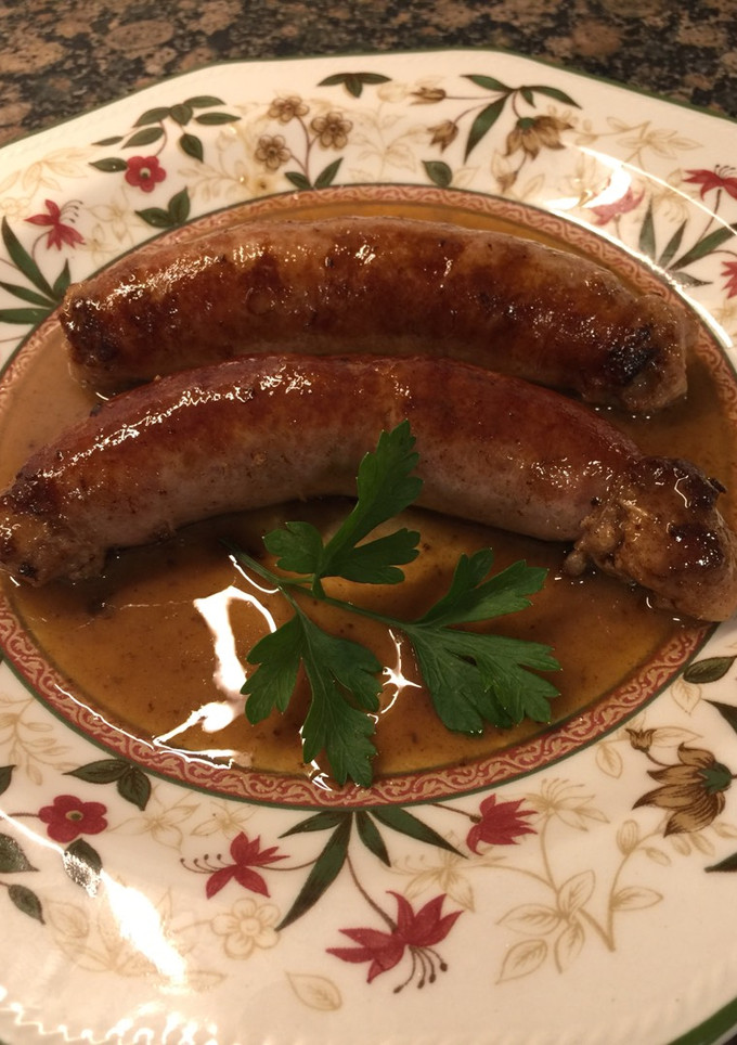 Una foto de Butifarra fresca en salsa de vino