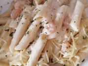Una foto de tallarines con crema de leche