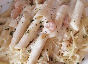 Una foto de Pasta con camarones a los 4 quesos
