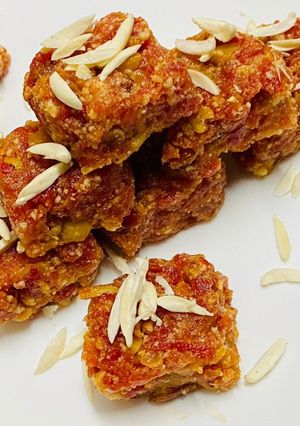 गाजर की बर्फी (Gajar ki barfi recipe in hindi) रेसिपी मुख्य फोटो