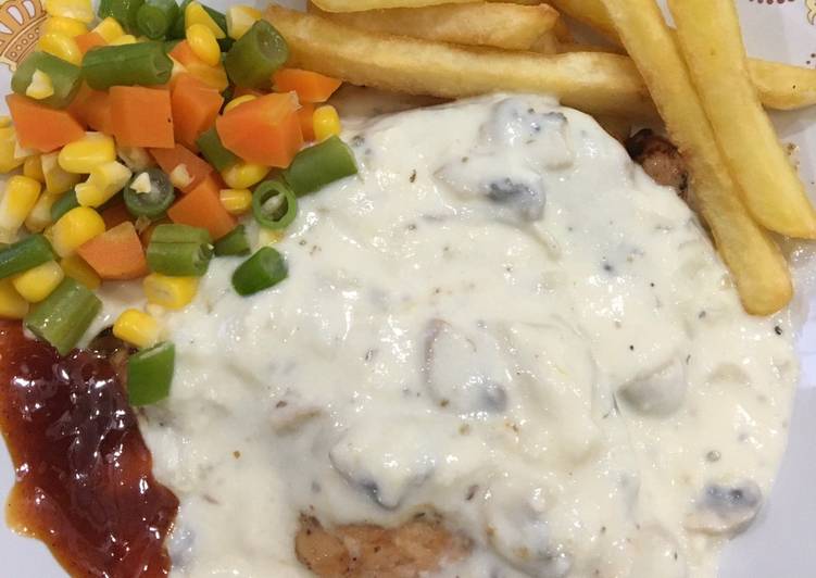 Grilled chicken with creamy mushroom sauce