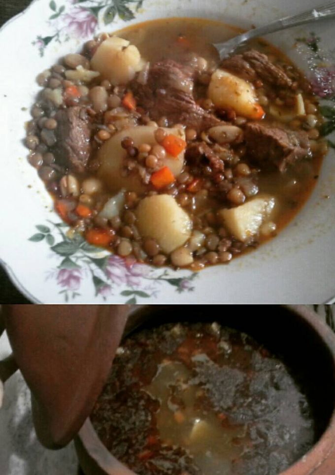 Una foto de Guiso de lentejas en olla de barro