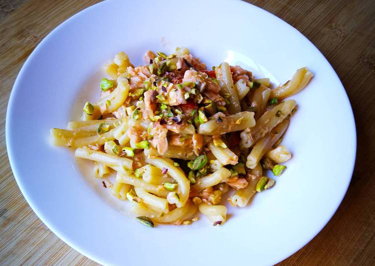 Casarecce con Salmone e pistacchio