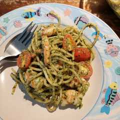 A picture of Pesto pasta udang.