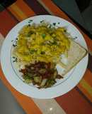 Pasta en crema de auyama con queso, y ensalada de vegetales salteados