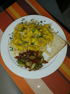 Una foto de Pasta en crema de auyama con queso, y ensalada de vegetales salteados