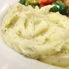 A picture of Yukon Gold Roasted Garlic Mashed Potatoes.