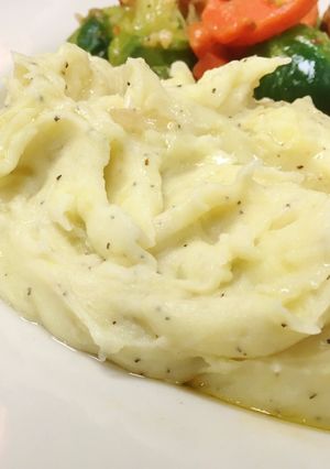 A picture of Yukon Gold Roasted Garlic Mashed Potatoes.