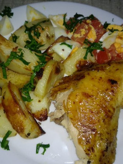 Una foto de Pollo al horno con papas al horno