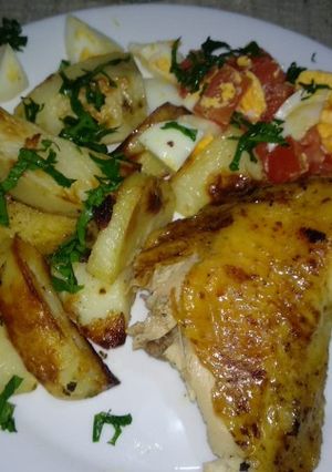 Una foto de Pollo al horno con papas al horno
