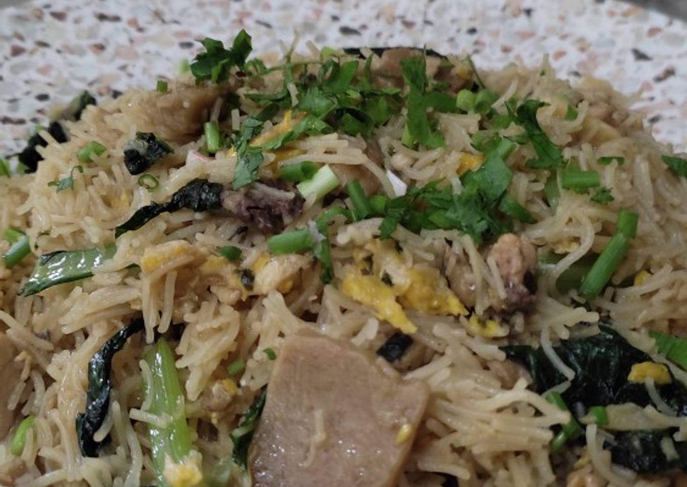 Bihun goreng Tuna, Baso, sayur spesial