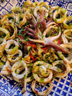 Una foto de Calamares y verduras a la plancha