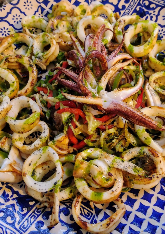 Una foto de Calamares y verduras a la plancha