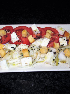 Una foto de Ensalada de tomates y queso fresco tradicional
