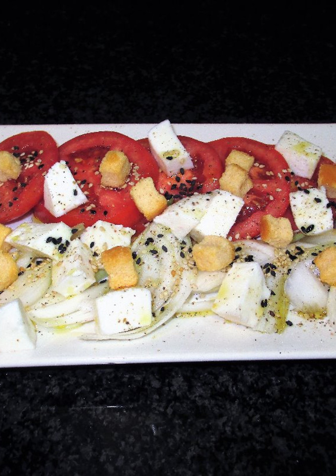 Una foto de Ensalada de tomates y queso fresco tradicional