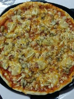 Una foto de Pizza 4 quesos, piña y champiñones