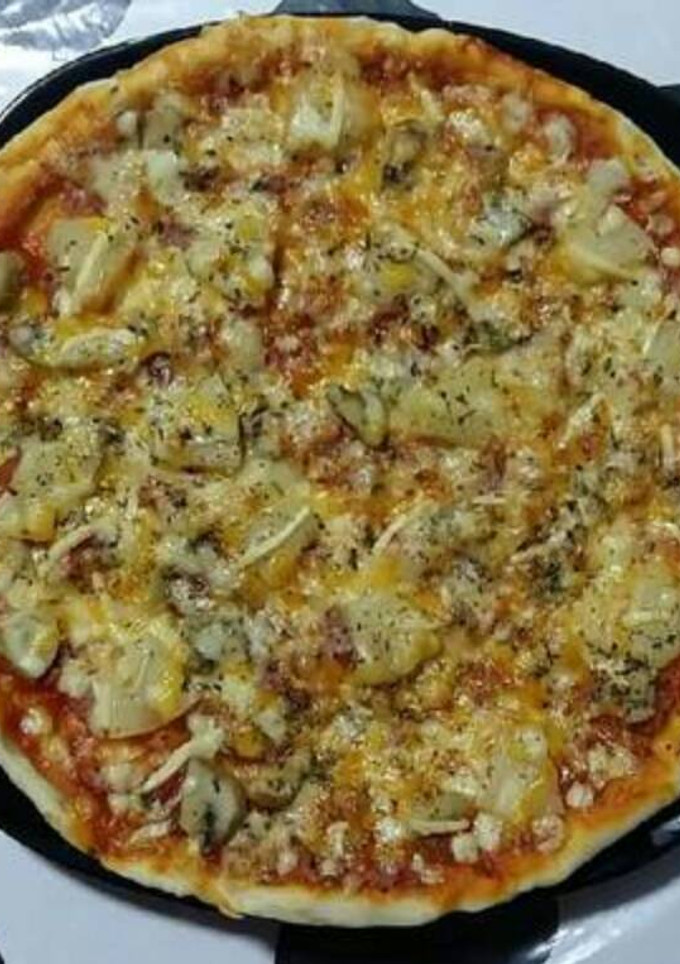 Una foto de Pizza 4 quesos, piña y champiñones
