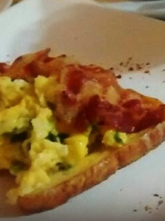 Una foto de Tostada francesa con huevos revueltos y panceta