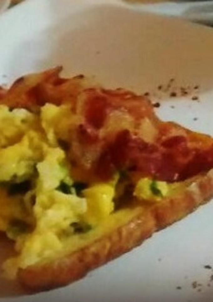 Una foto de Tostada francesa con huevos revueltos y panceta