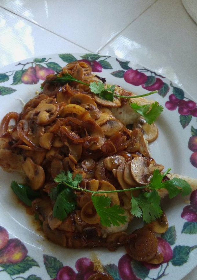 Una foto de Filetes de pescado con champiñones