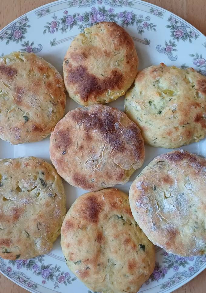Печені картопляники з часниковими стрілками та зеленню. Українська кухня