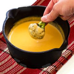 A picture of Cheesy spicy broccoli bites.