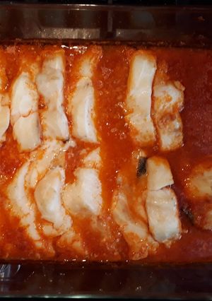 Una foto de Skrei al horno con tomate