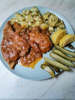 Fokhagymás hús, vajon párolt petrezselymes burgonyával recept fotója