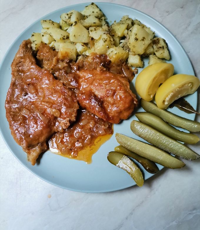 Fokhagymás hús, vajon párolt petrezselymes burgonyával recept fotója