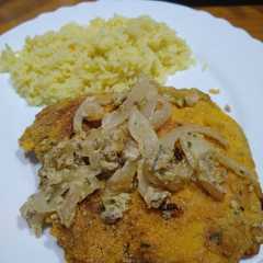 Una foto de Chuletas de cerdo rehogadas con harina y polenta. 💣