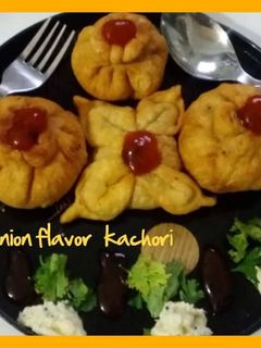 प्याज़ कचोरी (फ्लावर शेप) (Onion kachori(flower shape) recipe in hindi) रेसिपी मुख्य फोटो