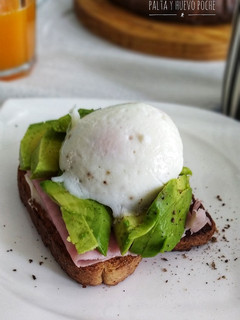 Una foto de Tostada con palta y huevo poché