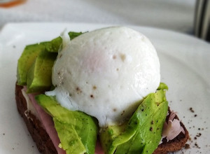 Una foto de Tostada con palta y huevo poché