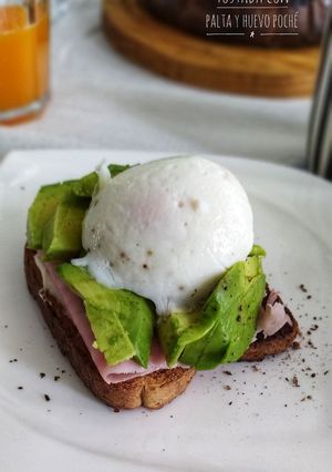 Una foto de Tostada con palta y huevo poché