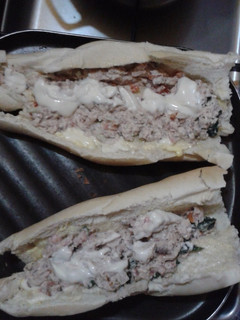 Una foto de Pan frances con sardina