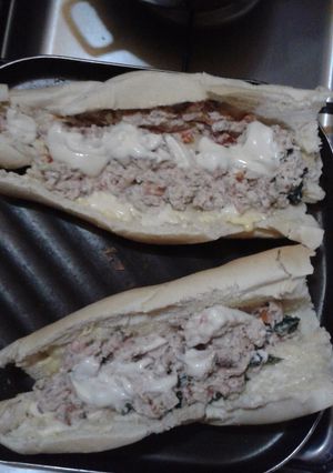 Una foto de Pan frances con sardina