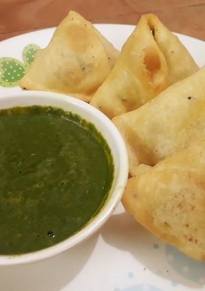 A picture of Samosa with aloo stuffing.