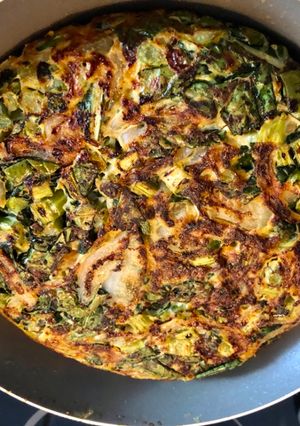 Una foto de Tortilla de hojas y tallos de brócoli