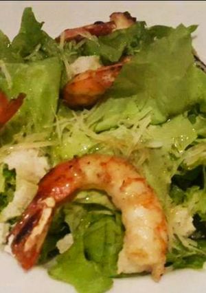 Una foto de Ensalada de langostinos a la parmesana