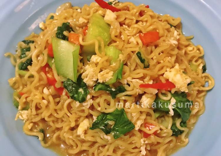 Mie nyemek (indomie goreng)