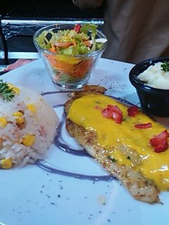 Una foto de Pescado con reducción de mango