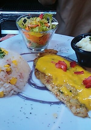Una foto de Pescado con reducción de mango