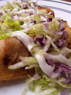 Una foto de Tacos🌮 dorados con relleno de berenjena y frijoles🍆🌰🌽🌮