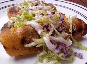 Una foto de Tacos🌮 dorados con relleno de berenjena y frijoles🍆🌰🌽🌮